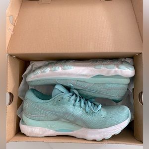 Women’s ASICS size 10 Gel-nimbus (worn once!)